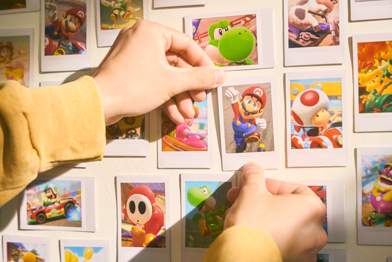 「instax mini Link™ for Nintendo Switch」を使って作成したチェキプリントで壁を彩っている様子