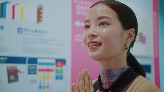 広瀬すずさんがショールームで話を聞いている様子