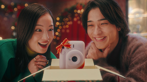 広瀬すずさんと横浜流星さんが、プレゼントボックスから出てくるinstax mini 12™を見て喜ぶ様子