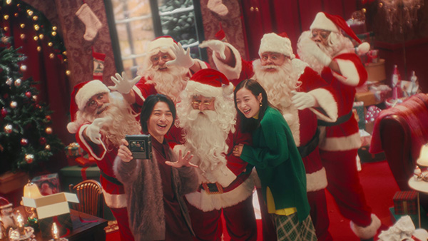 広瀬すずさんと横浜流星さんと、5人のサンタクロースが集まって、instax WIDE Evo™でセルフィー撮影する様子