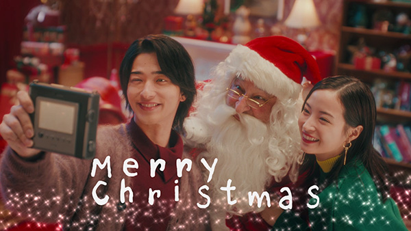 広瀬すずさんと横浜流星さんとひとりのサンタクロースが、instax WIDE Evo™でセルフィー撮影する様子