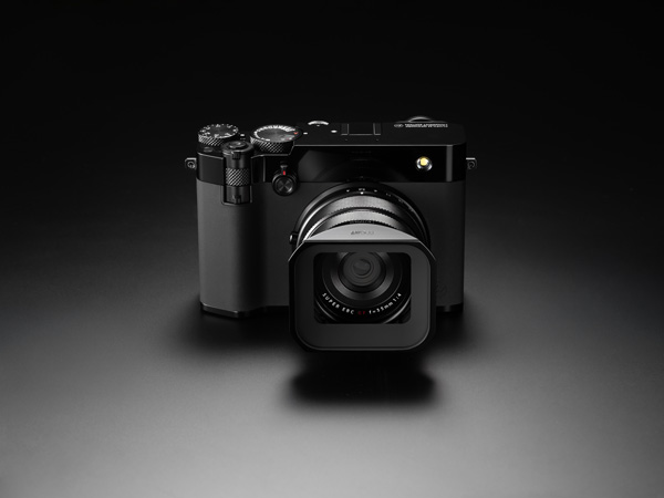 「GFX100RF FRAGMENT EDITION」レンズフード装着時