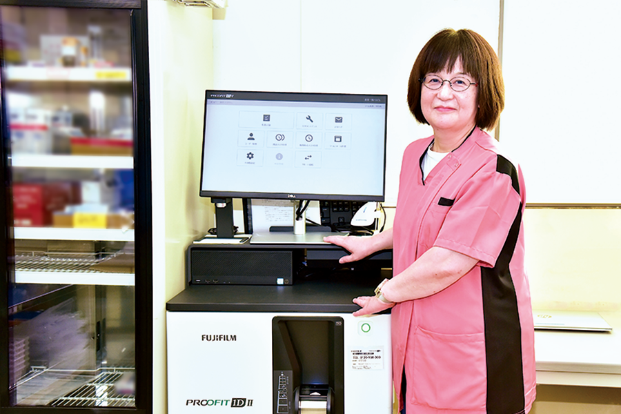 田宮病院 診療技術部 薬局 薬剤長代行 佐合 絵里さんとPROOFIT 1D Ⅱの写真 ​