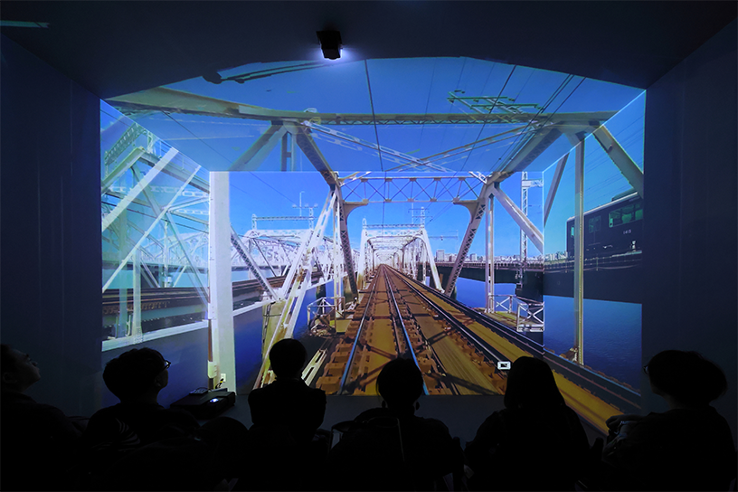 uralaaを投影している様子。