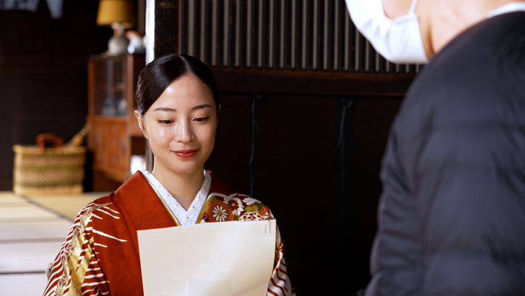 CMの説明を聞く広瀬すずさん