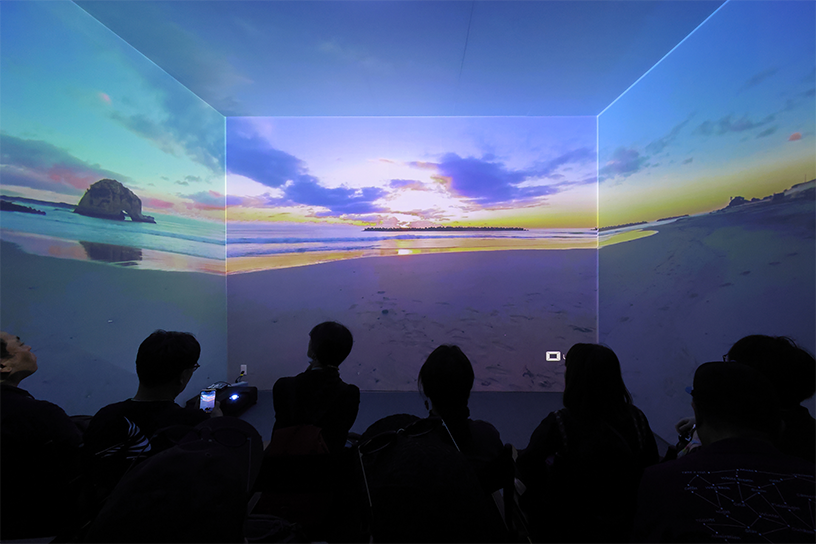 uralaaを投影している様子。