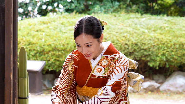 チェキプリントを見せている広瀬すずさん