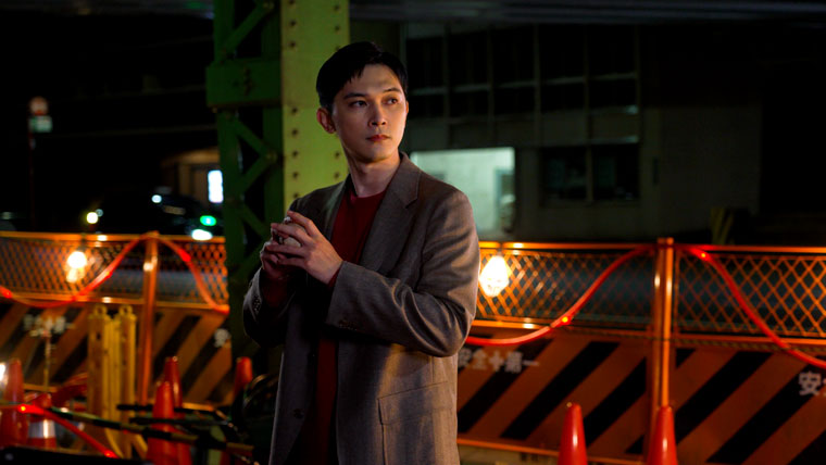 野球ボールを構える吉沢亮さん