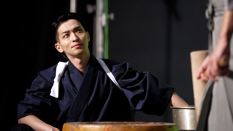 もちつきをする横浜流星さん