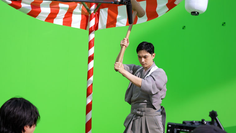 もちつきをする吉沢亮さん