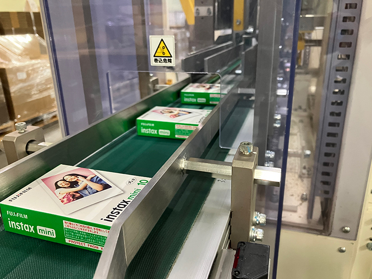 チェキ™フィルムの梱包ライン