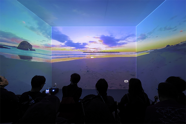 uralaaを投影している様子。