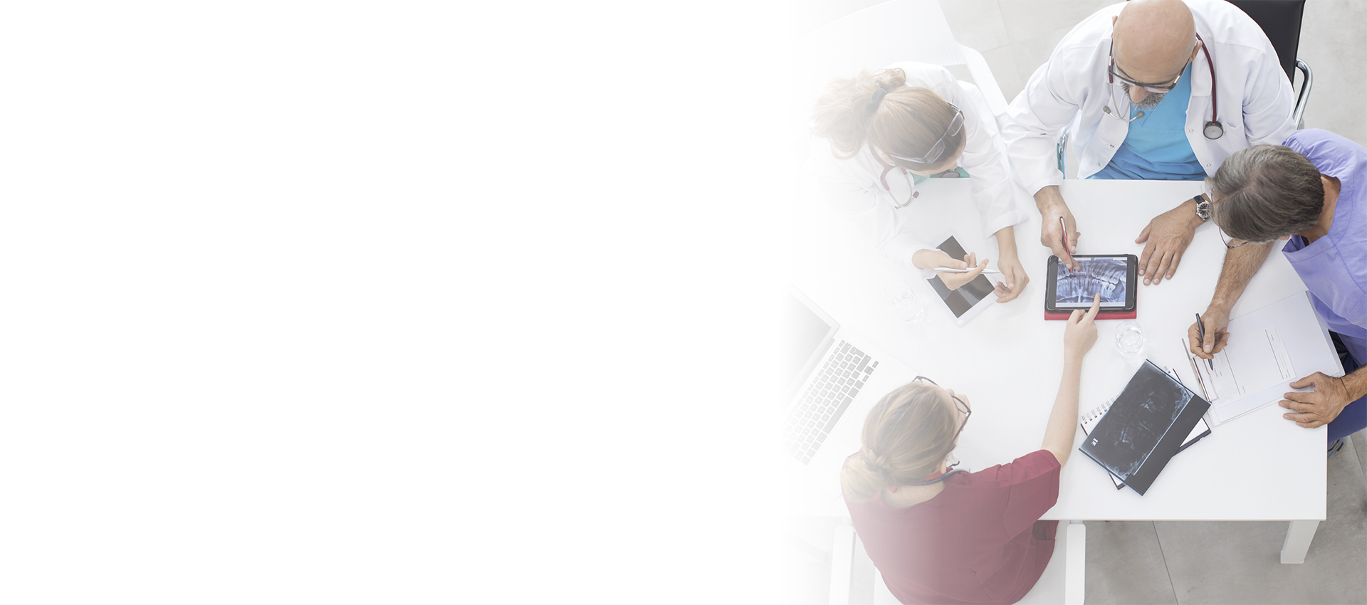 医療従事者が打ち合わせをする様子