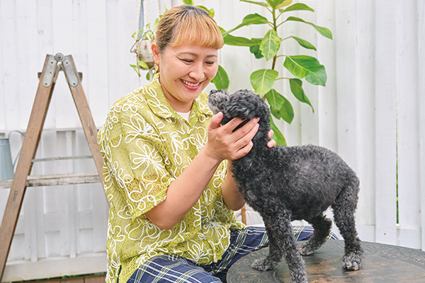丸山桂里奈氏が愛犬すももちゃんを撫でている写真