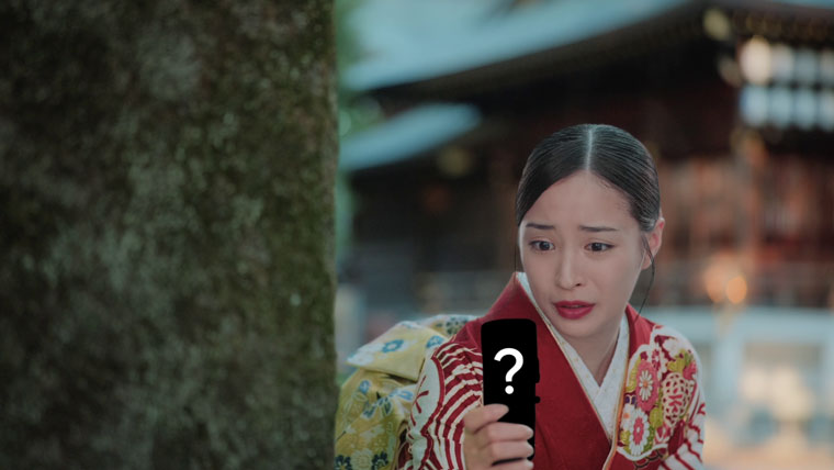 木陰から”動画も撮れるチェキ™”で撮影する広瀬すずさん