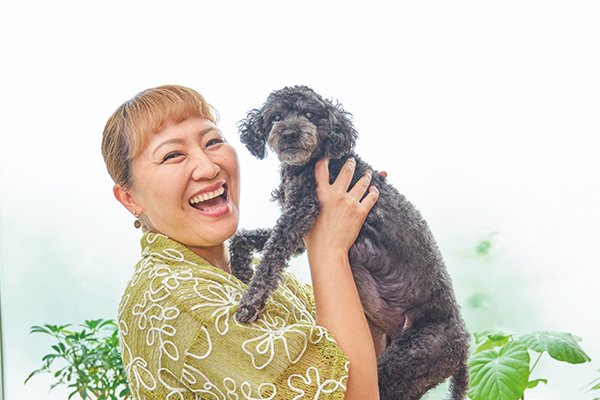 丸山桂里奈氏が愛犬すももちゃんを抱きあげている写真