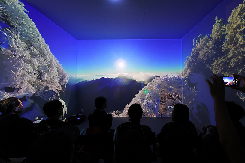 uralaaを投影している様子。