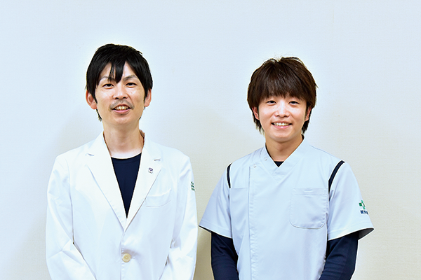 小山記念病院 薬剤部 部長 花香 淳一さん、課長 榎戸 雄紀さん