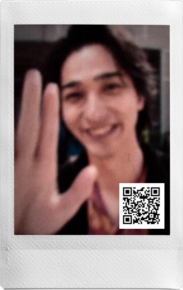 広瀬すずさんにinstax mini Evo Cinema™で撮影された横浜流星さんのチェキプリント™