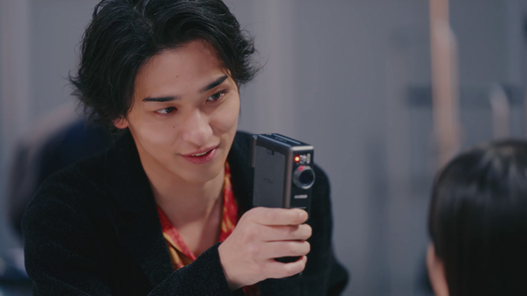 広瀬すずさんをinstax mini Evo Cinema™で撮影する横浜流星さん