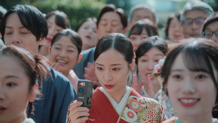 もちをつく2人を撮影する広瀬すずさん