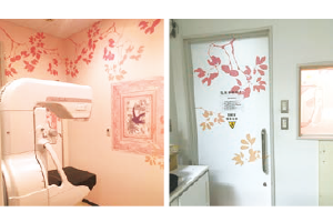 ピンクの植物を配置したマンモグラフィ検査室デザインクロス事例別角度​