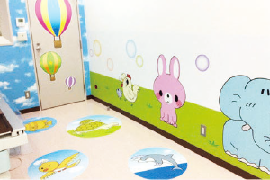 動物や気球のイラストなどが配置された一般検査室デザインクロス事例​