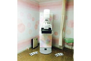 ピンクの模様を基調としたマンモグラフィ検査室デザインクロス事例​