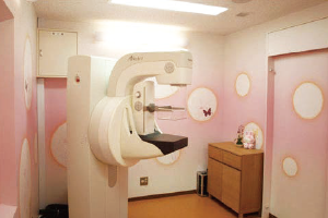 ピンク色を基調としたマンモグラフィ検査室デザインクロス事例​