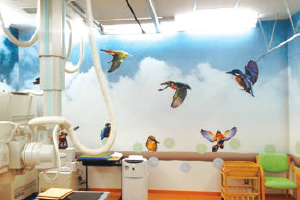 鳥と青空などが配置された一般検査室デザインクロス事例​​