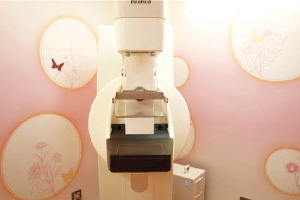 ピンク色を基調としたマンモグラフィ検査室デザインクロス事例別角度​