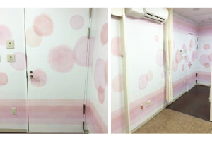 ピンクの模様を基調としたマンモグラフィ検査室デザインクロス事例別角度​​