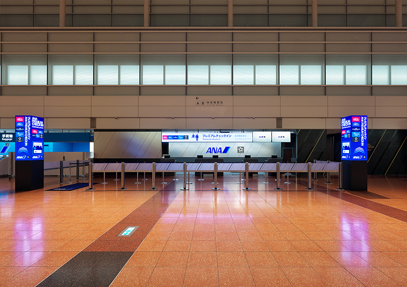 羽田空港 第2ビル 出発ロビー(南)LEDビジョン事例写真