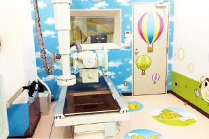 動物や気球のイラストなどが配置された一般検査室デザインクロス事例​