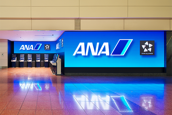 羽田空港 第2ビル 出発ロビー（南）LEDビジョン事例写真