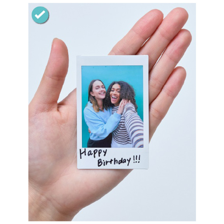 instaxフレームを手のひらの上でスキャンする様子