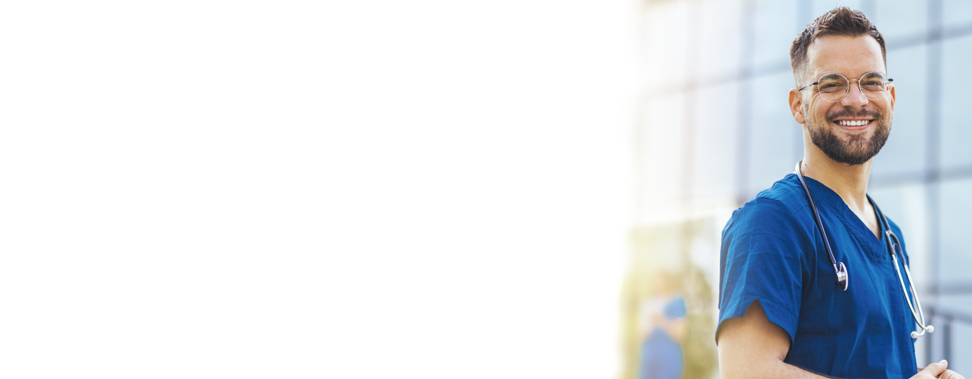 笑顔の男性医師