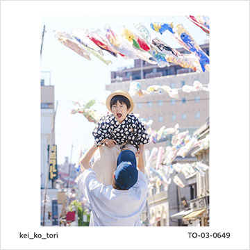 インスタグラム部門で展示する「#家族の写真」。鯉のぼりを背景に子どもを撮った作品