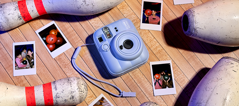 instax mini 13™の筐体とチェキプリント™