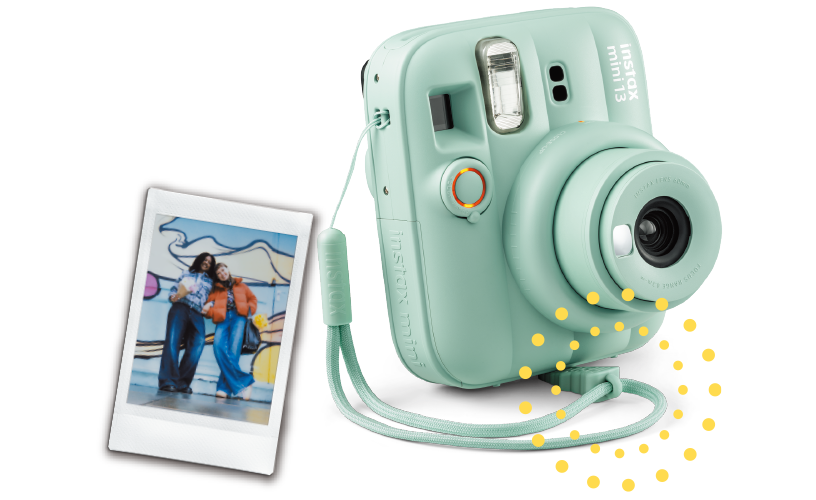 カメラ角度調整アクセサリーを使用したinstax mini 13™の画像と、角度調整して撮影されたチェキプリント™