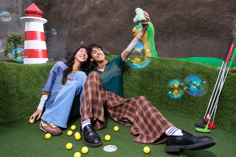 2人のモデルが「mini 13™」でセルフィーを撮影している様子