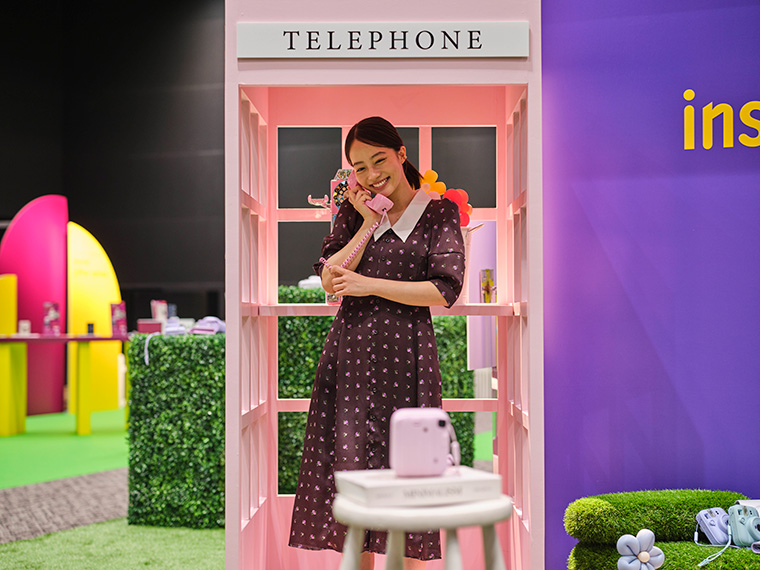 セルフタイマーを使って自撮りを楽しむ池端さん