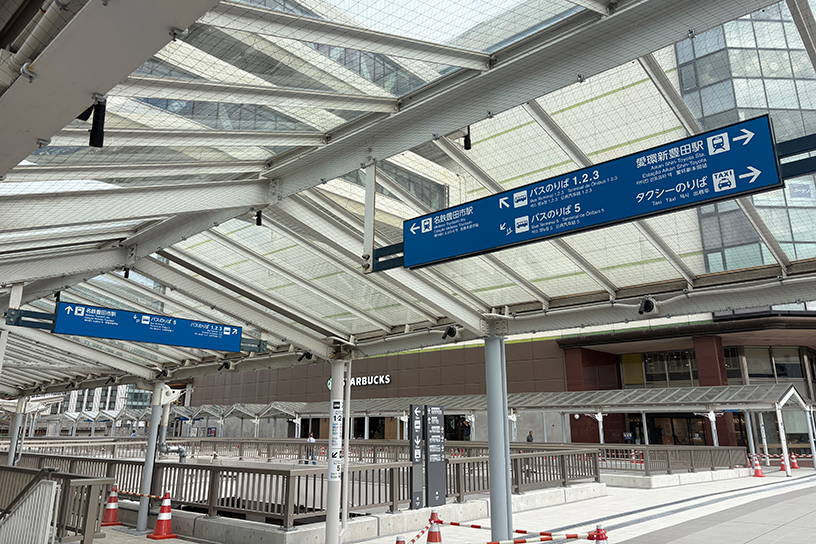 豊田市駅前 天吊りサイン設置写真