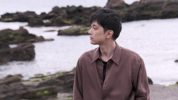 海辺シーン撮影中の吉沢さん