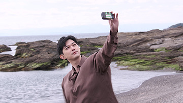 写ルンです™ で自撮りをする吉沢さん