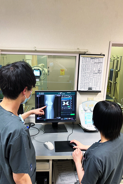写損画像の確認をしている写真