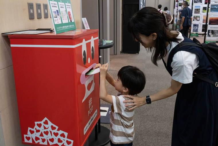 絆ポストにメッセージを投函する様子