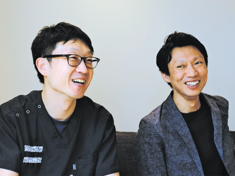 井上先生と福田先生が談笑されている写真