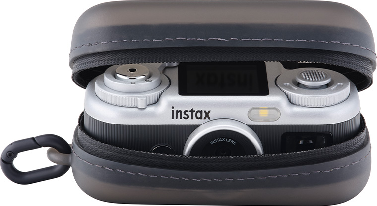 カメラケースに入れた「instax Pal 2™」