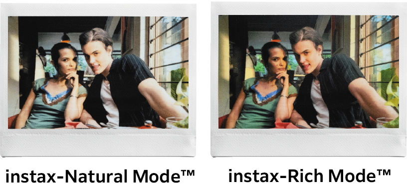 instax-Natural Mode™(左)と、instax-Rich Mode™(右)